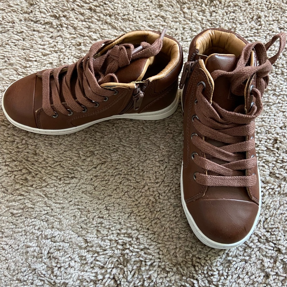 NWOT Penguin Munsingwear high top shoes.